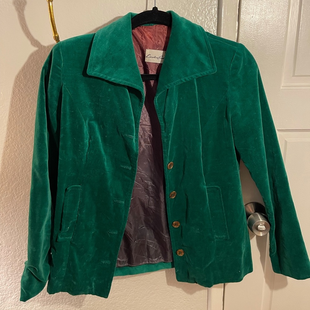 Vintage velvet green blazer!! Fits a size small. Adorable fit.